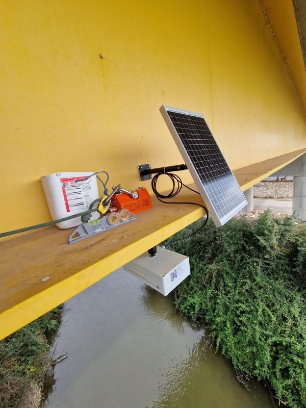 station de surveillance des rivieres installée par cordiste LT Cordes