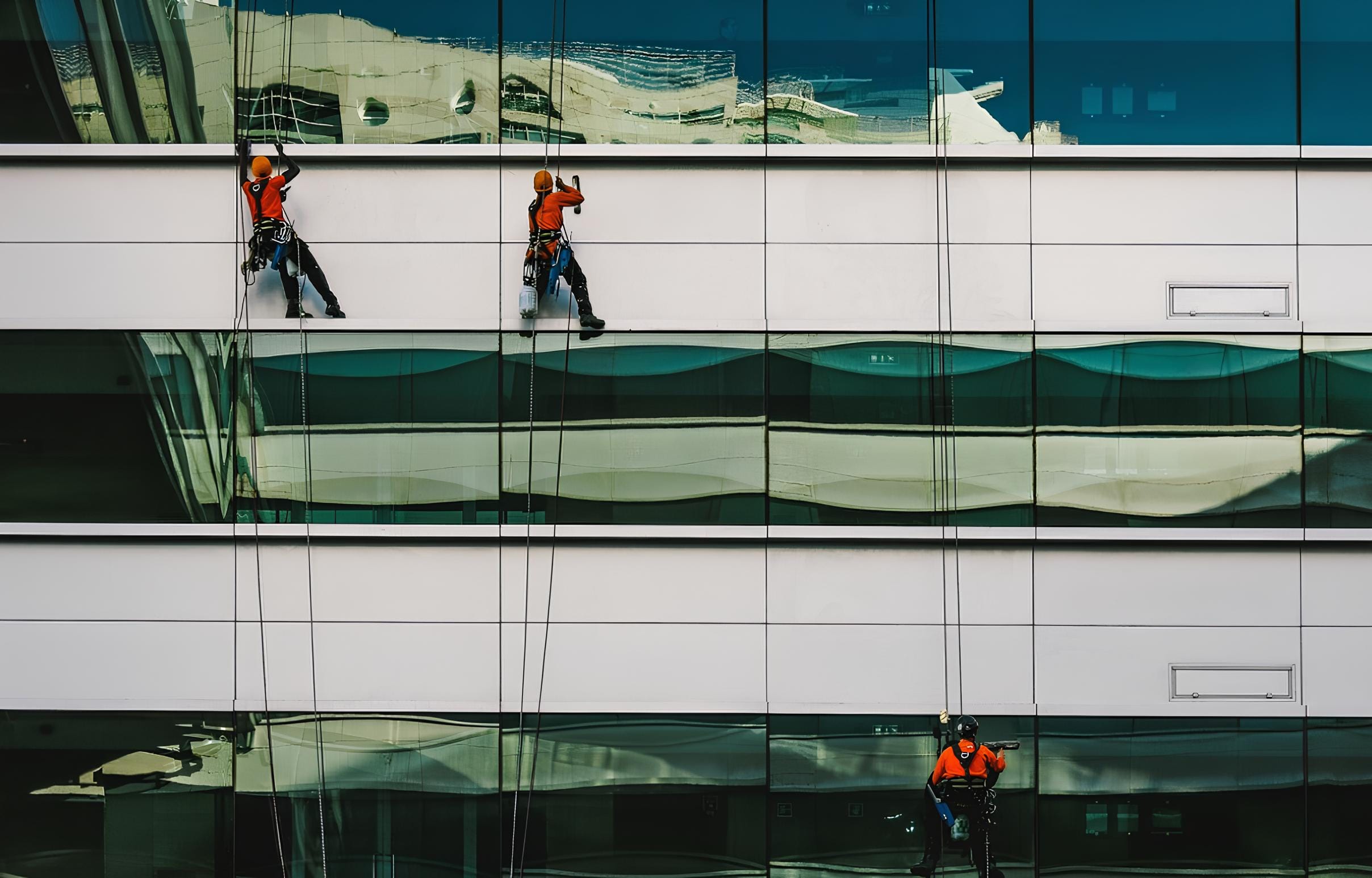 Travaux en hauteur traitement de façade façade d’un immeuble récent à Montpellier