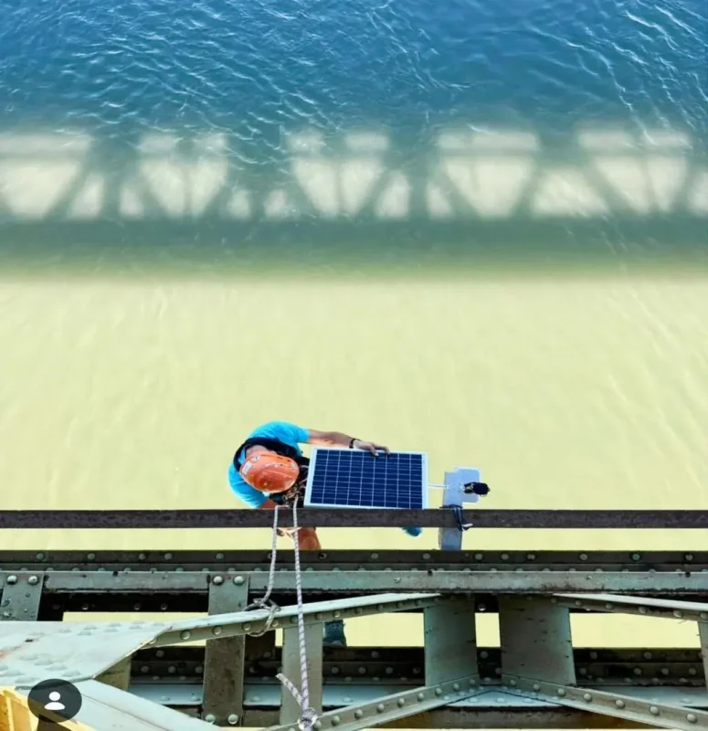 Cordiste réalisant la pose d’une station météo